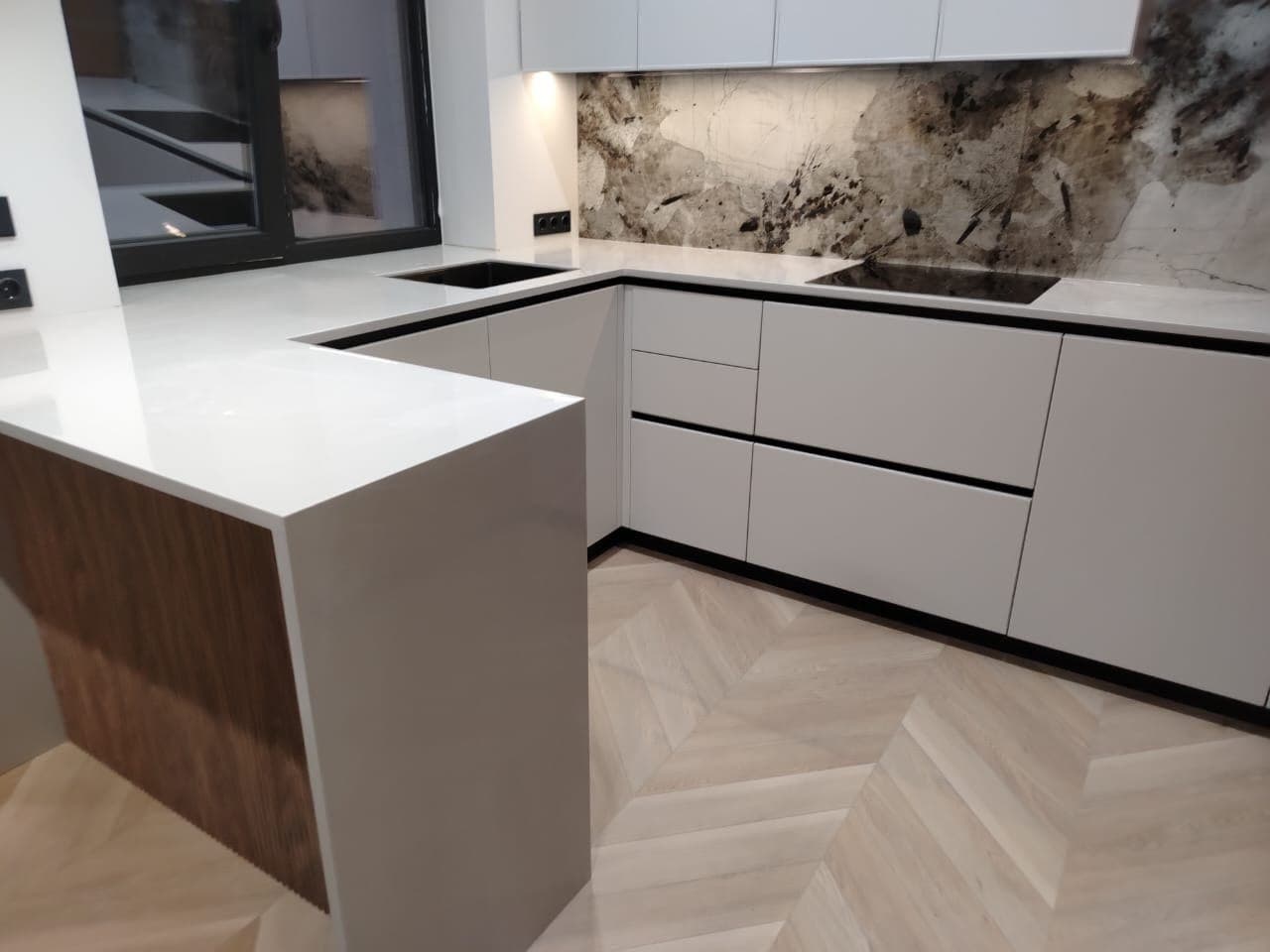 Столешница из акрилового камня белого цвета