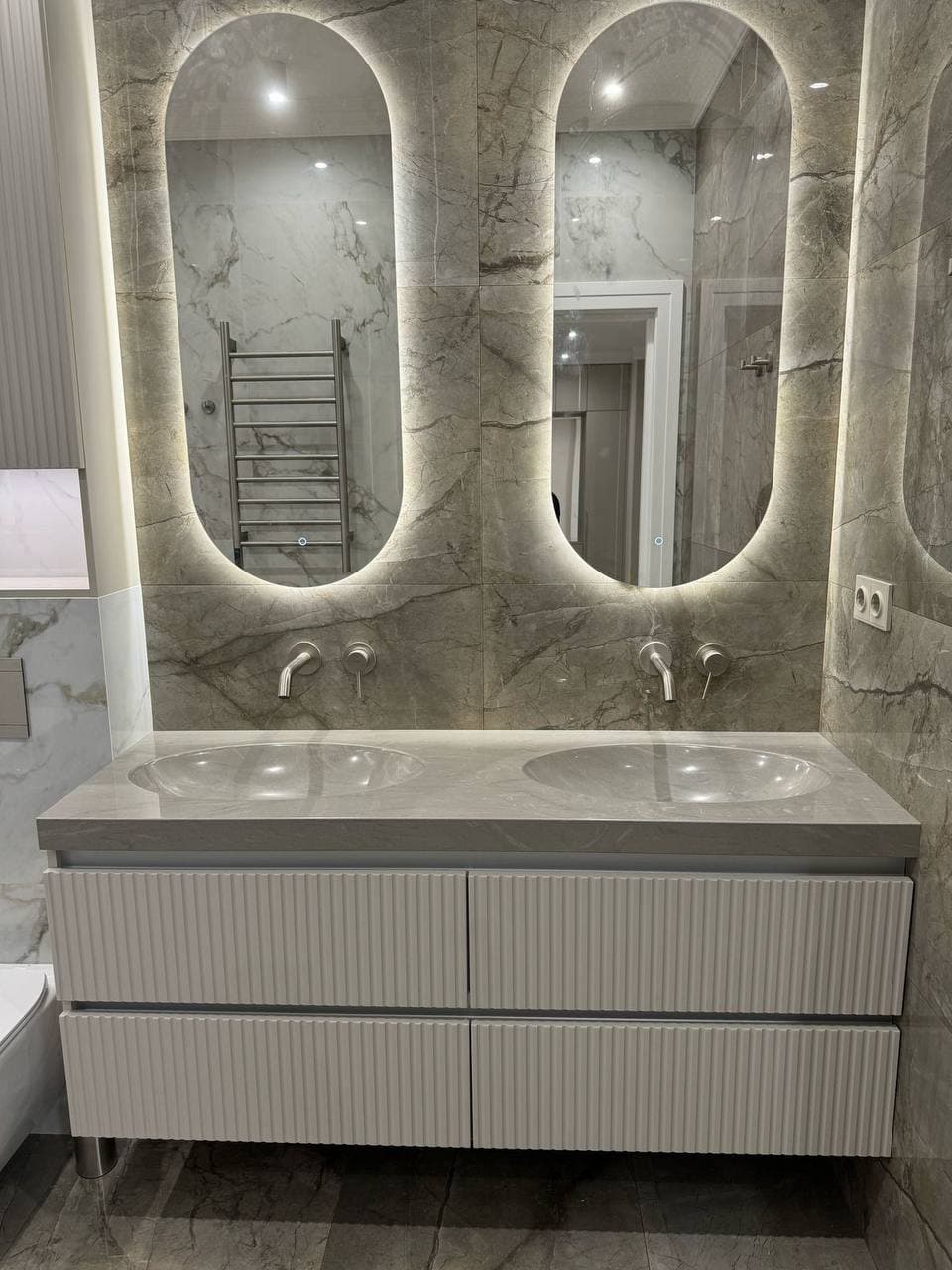 Столешница в ванной из акрилового камня