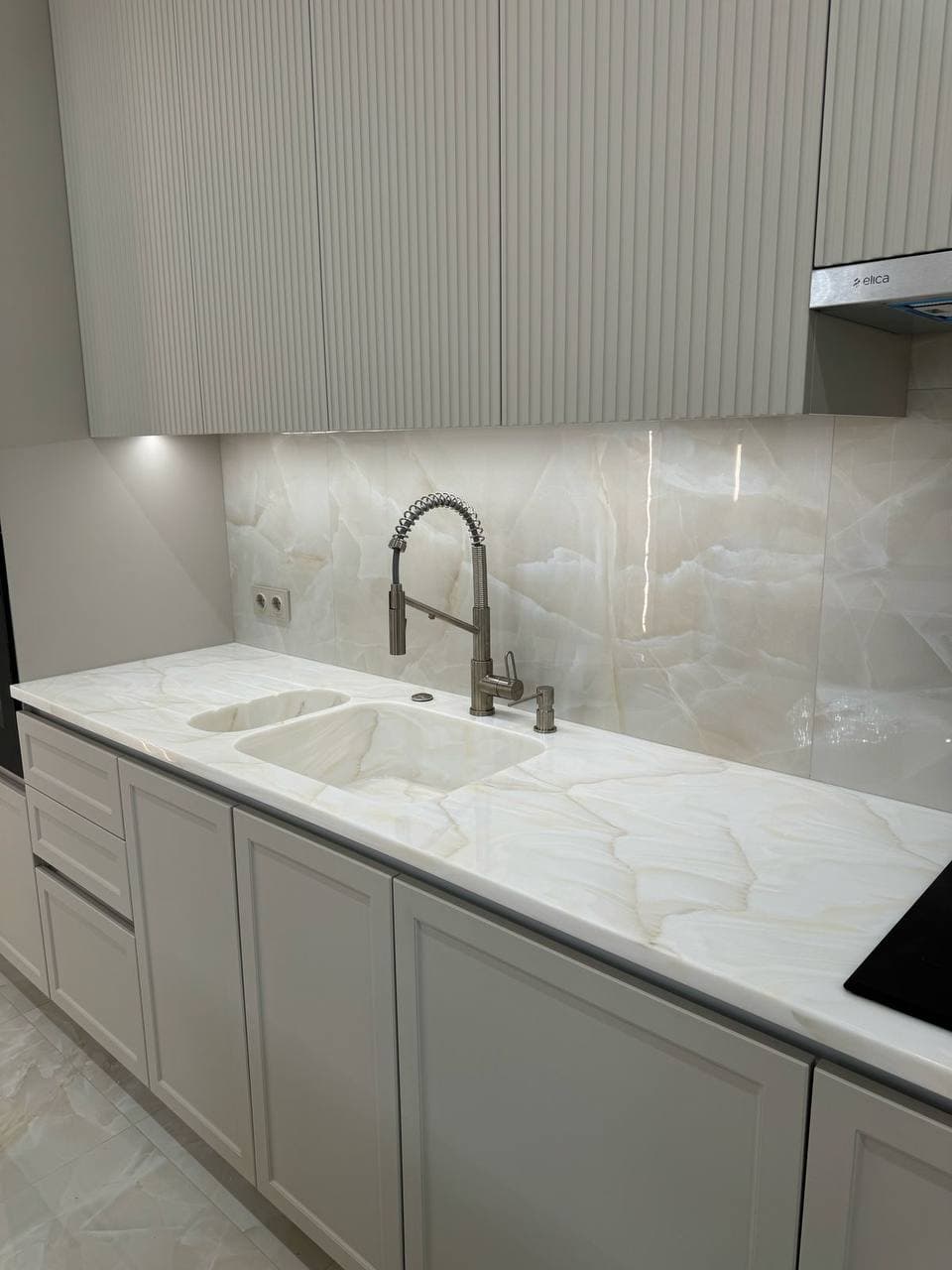 Столешница из акрилового камня со встроенной мойкой