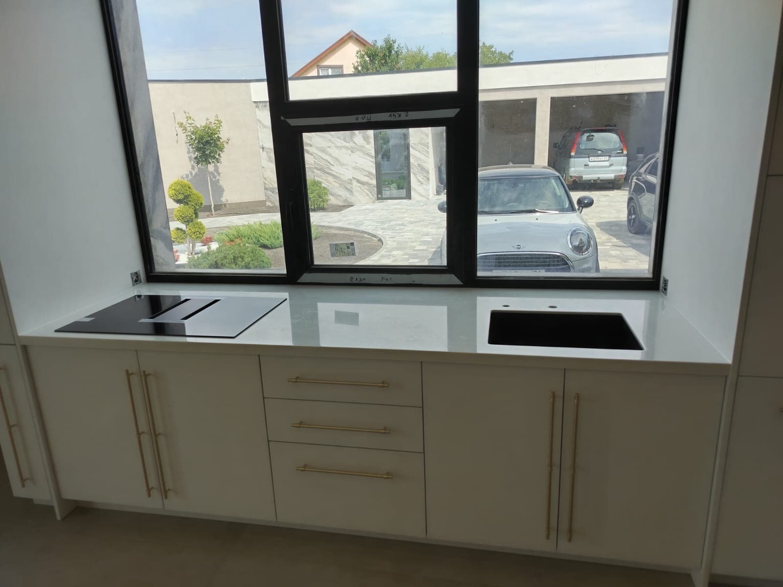 Кухонная столешница из акрилового камня белого цвета