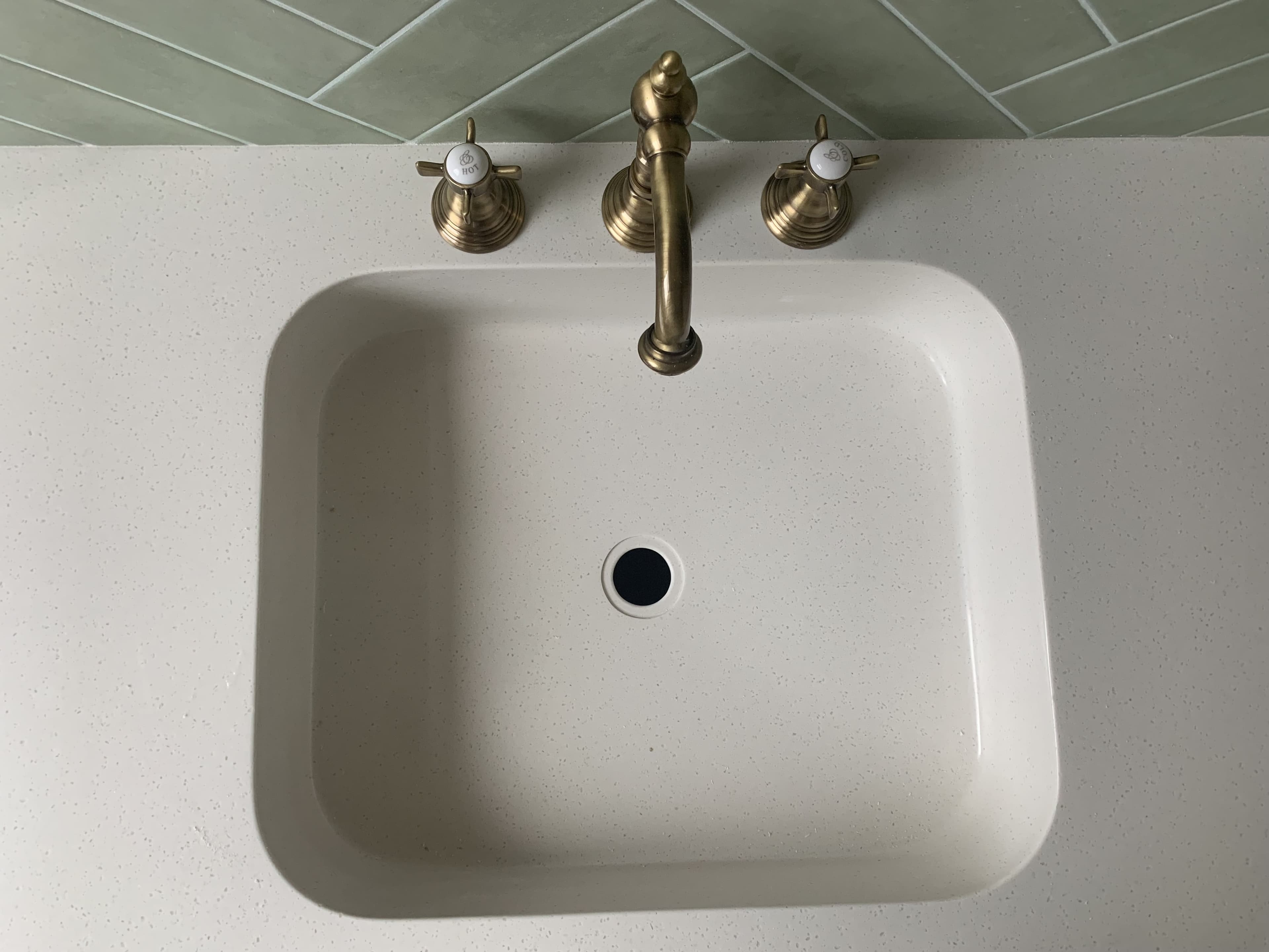 Раковина из акрилового камня белого цвета