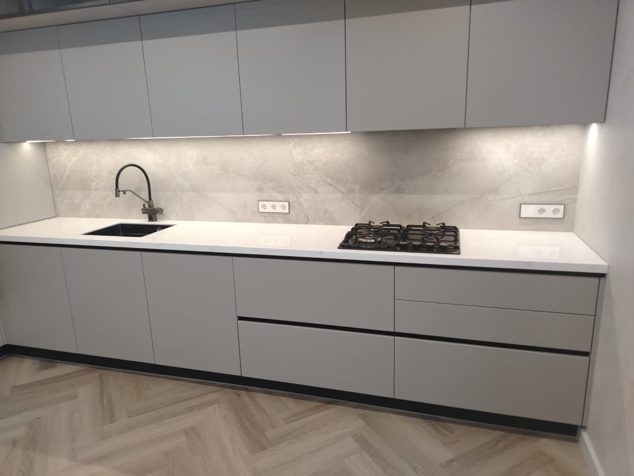 Кухонная столешница из акрилового камня белого цвета