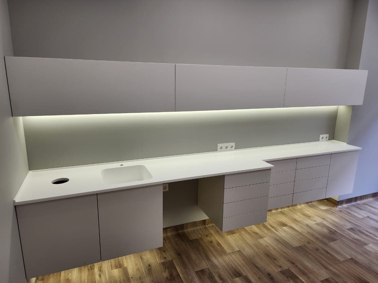 Столешница из акрилового камня белого цвета