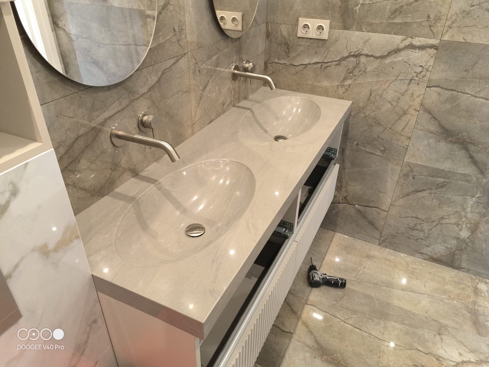 Столешница из акрилового камня с бесшовной интеграцией раковины