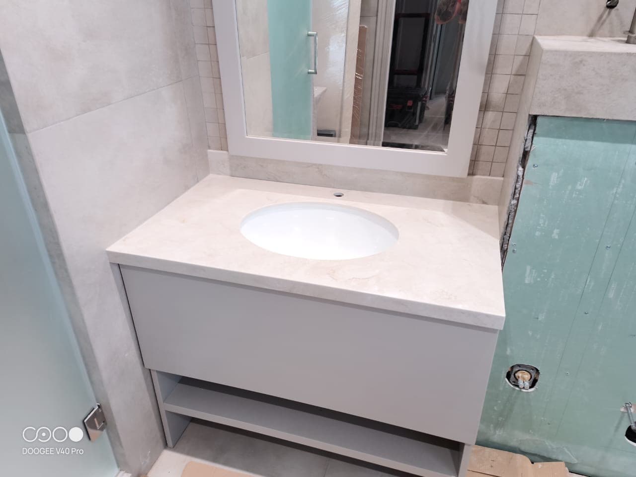 Столешница из акрилового камня с интегрированной мойкой