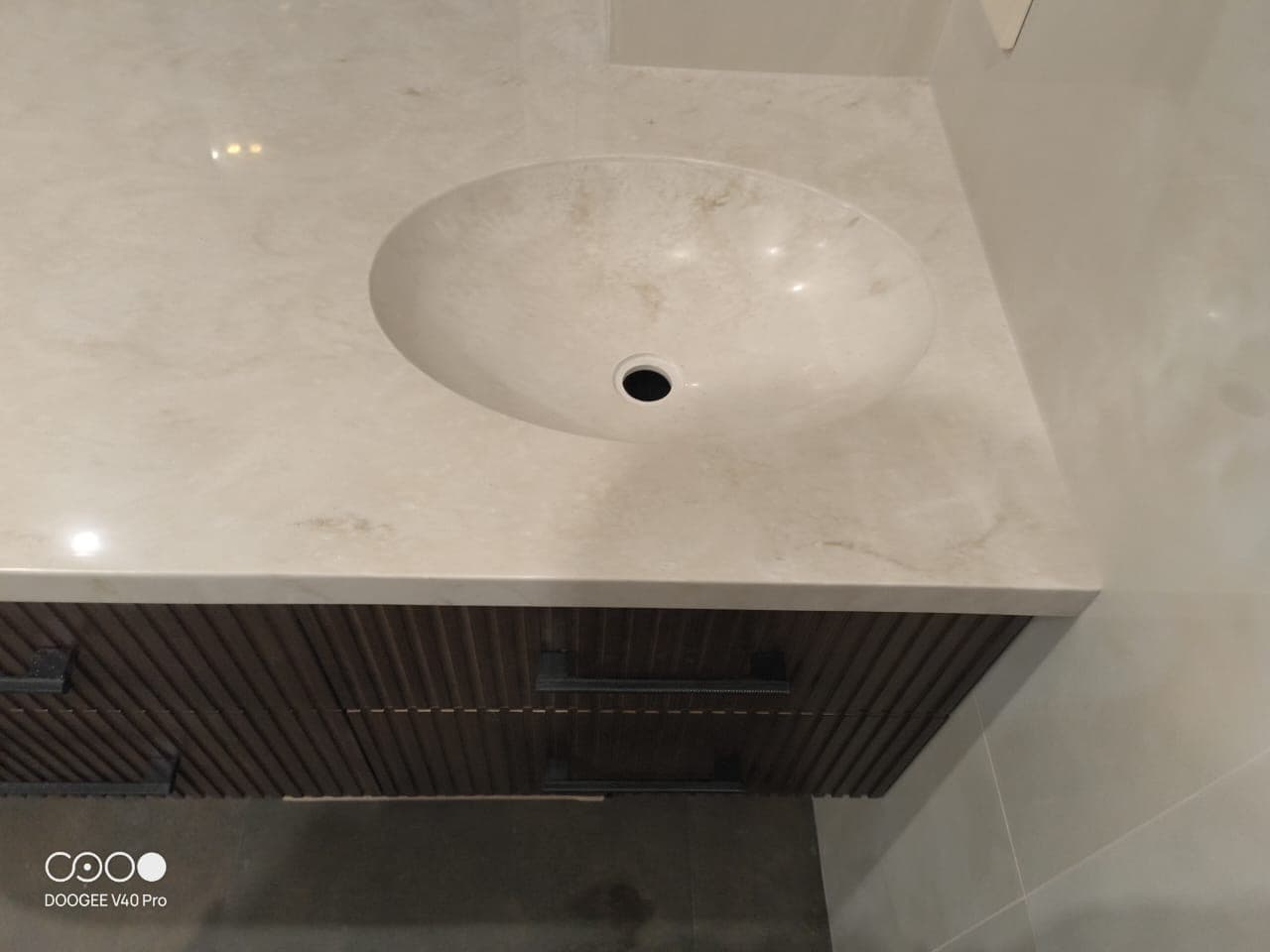 Столешница из акрилового камня с интегрированной раковиной