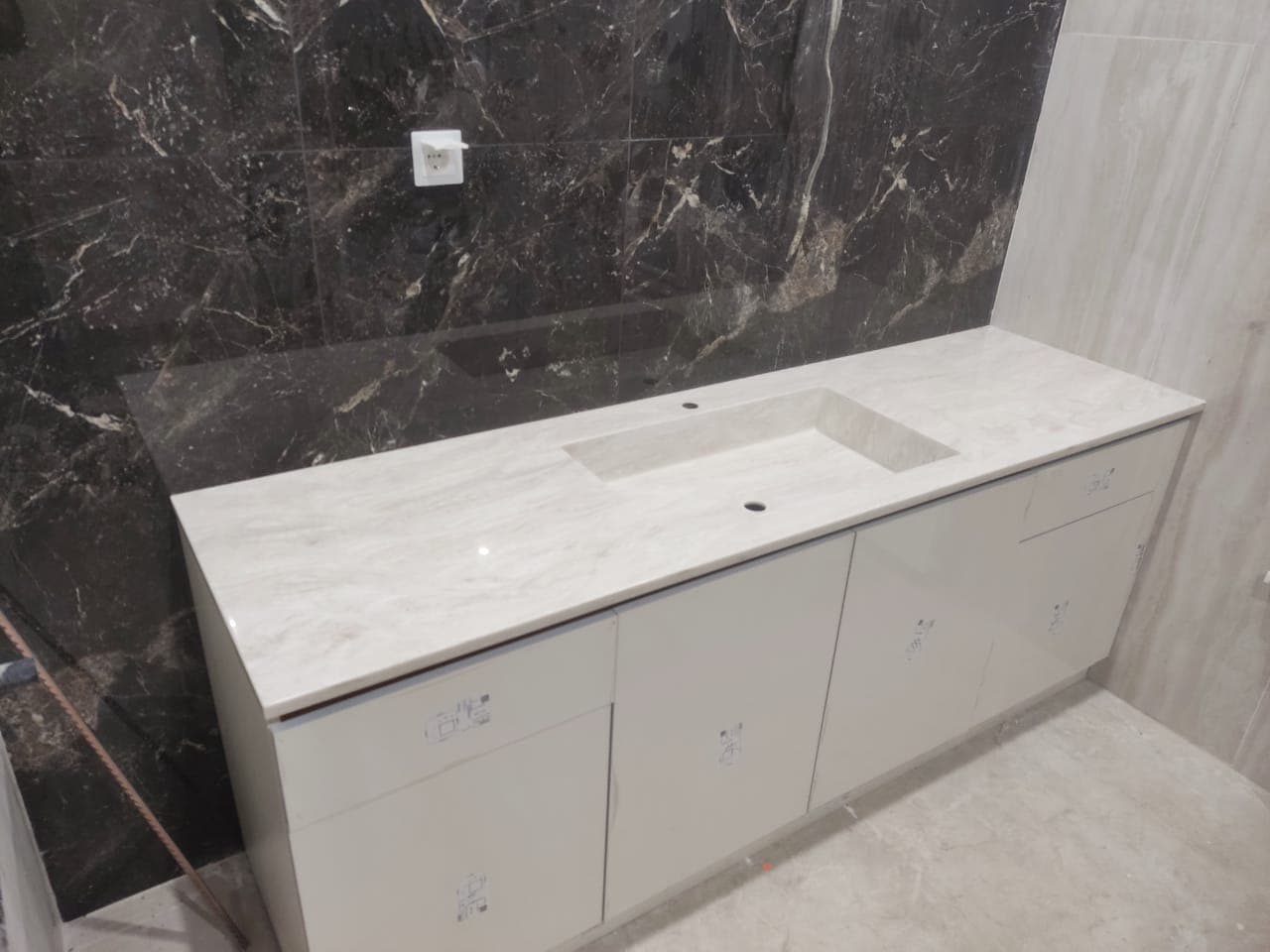 Каменные столешницы для кухни на заказ