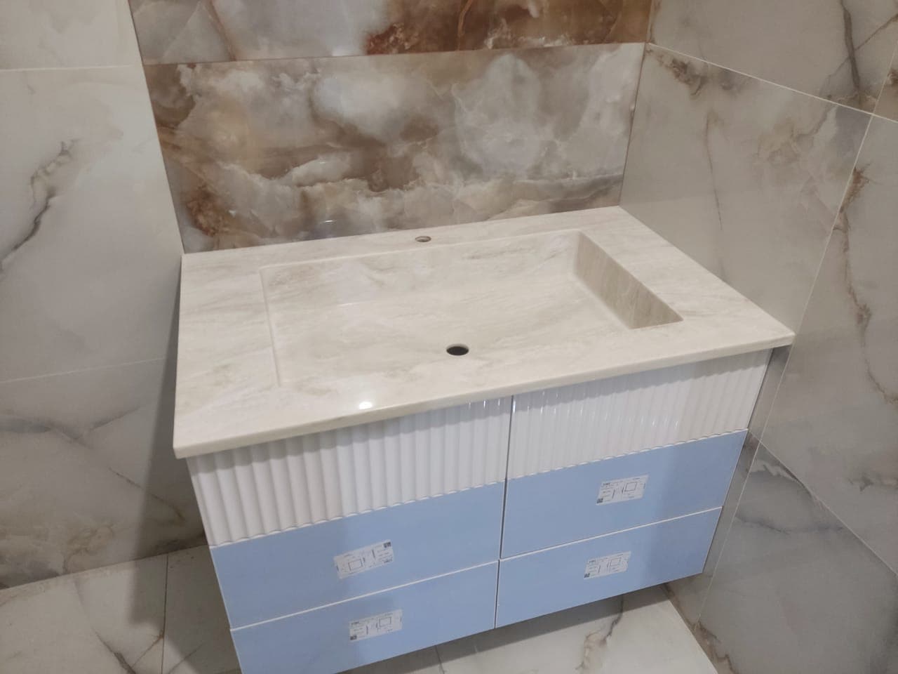 Столешница из акрилового камня Staron