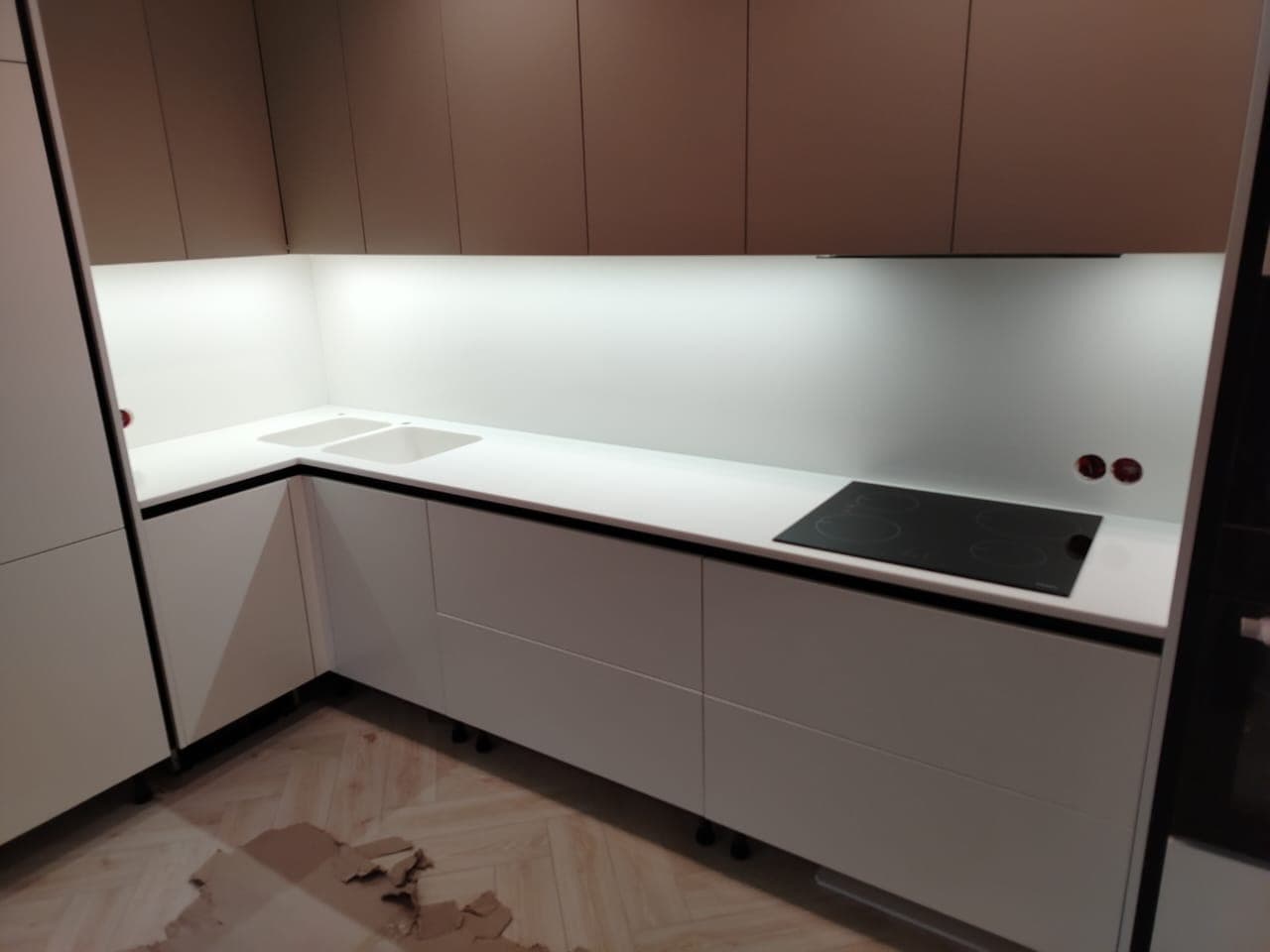 Акриловая столешница в современном кухонном интерьере