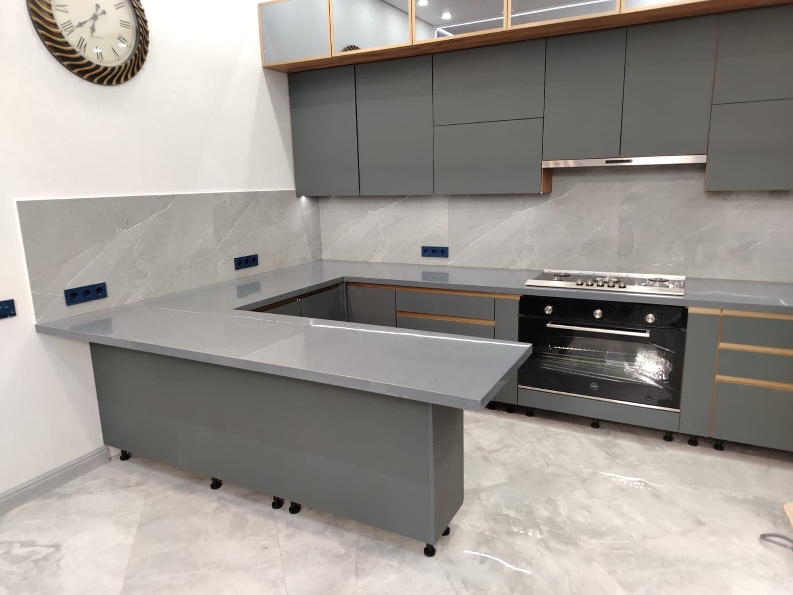 Каменная акриловая поверхность с точной обработкой