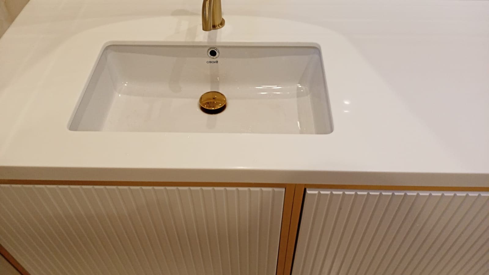 Интерьерная акриловая столешница с интегрированной раковиной ставрополь