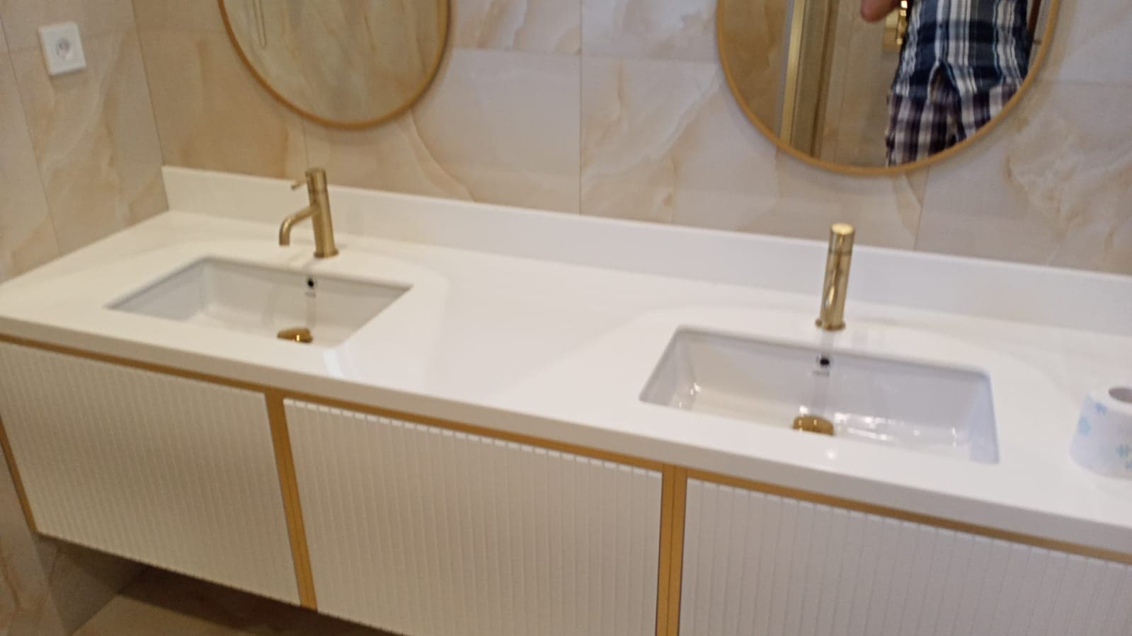 Интерьерная акриловая столешница с интегрированной раковиной