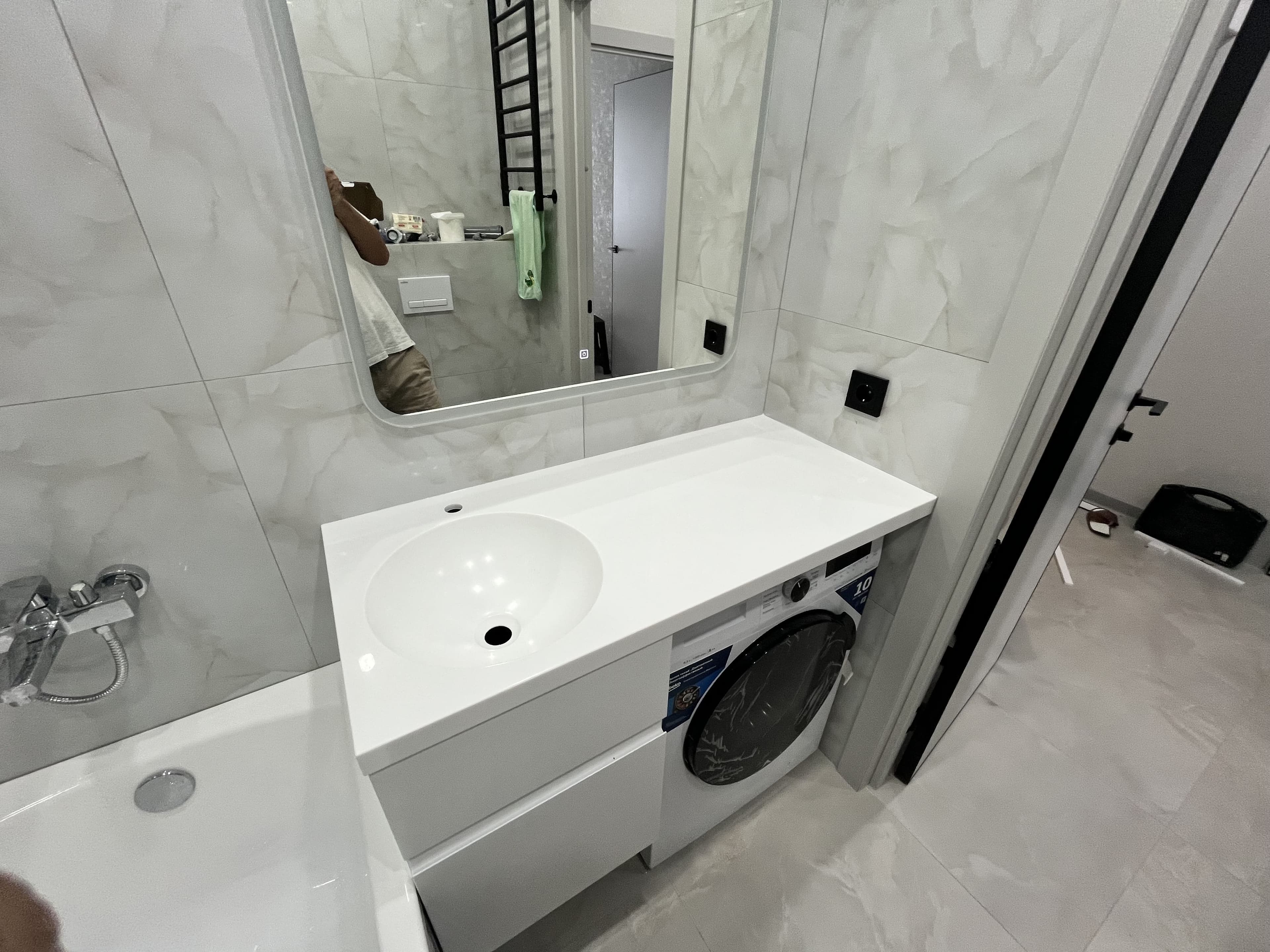 Компактная столешница с раковиной для ванной