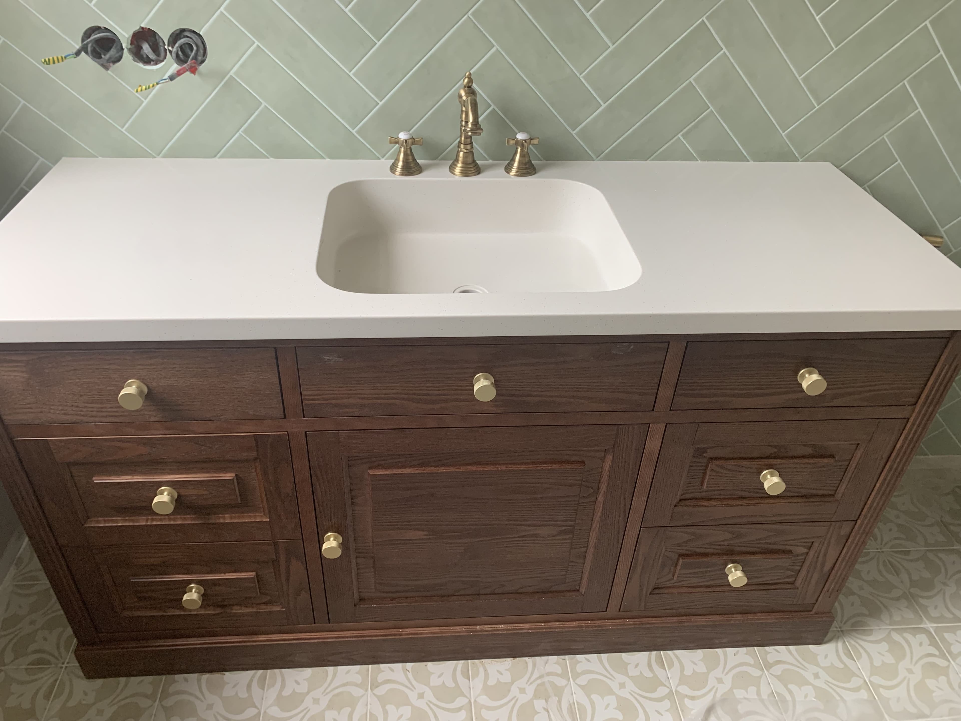 Монтаж столешницы для ванной из искусственного камня