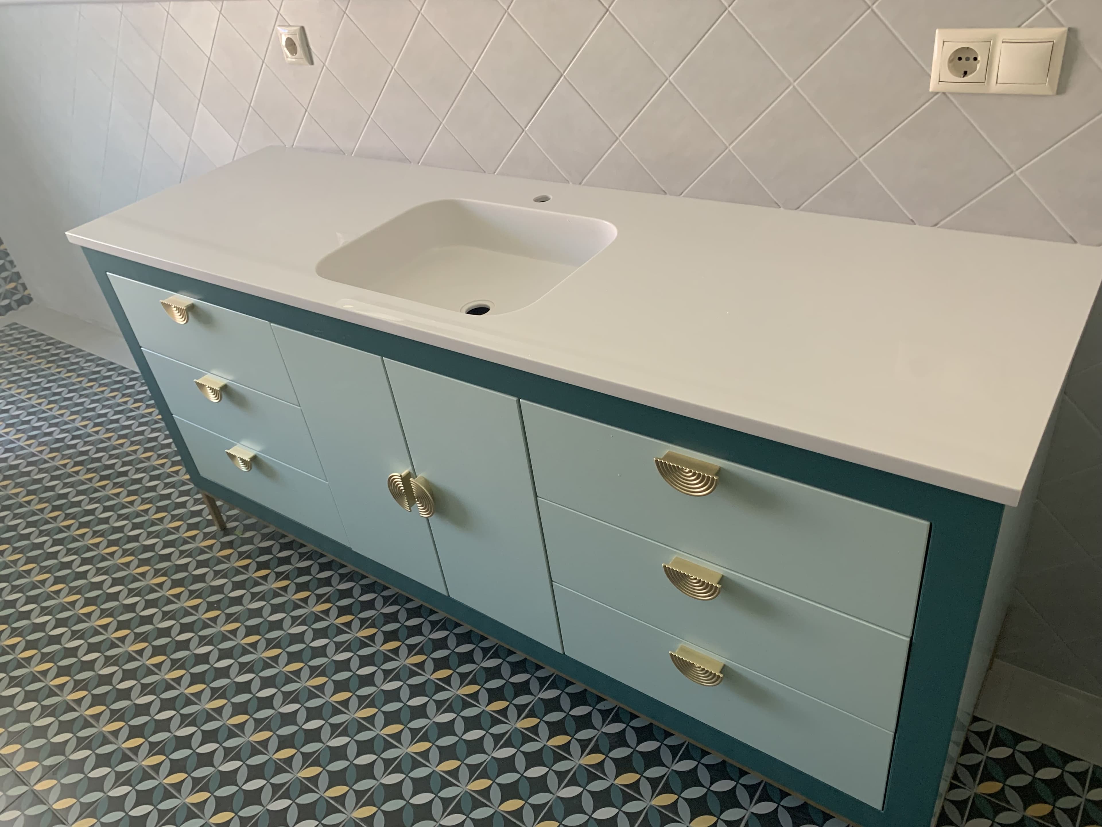 Столешница из акрилового камня с бесшовной интеграцией раковины