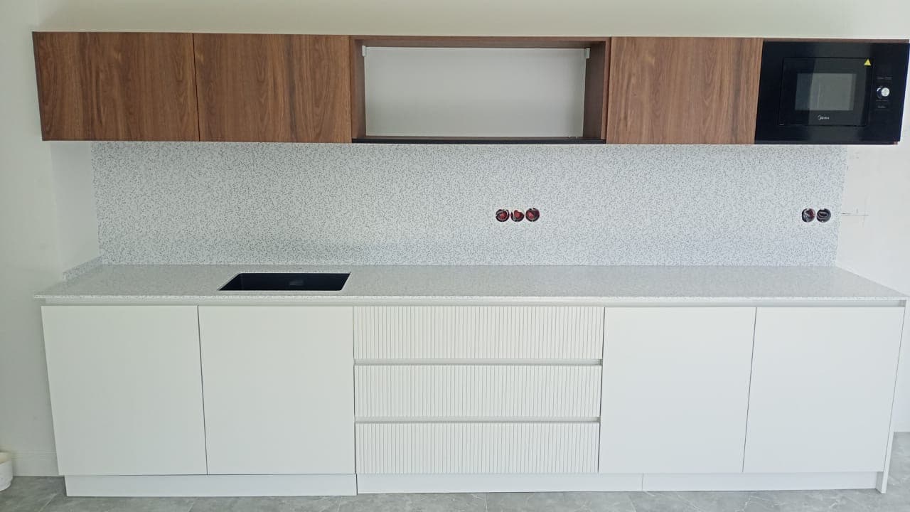 Установка столешницы из кварцевого камня