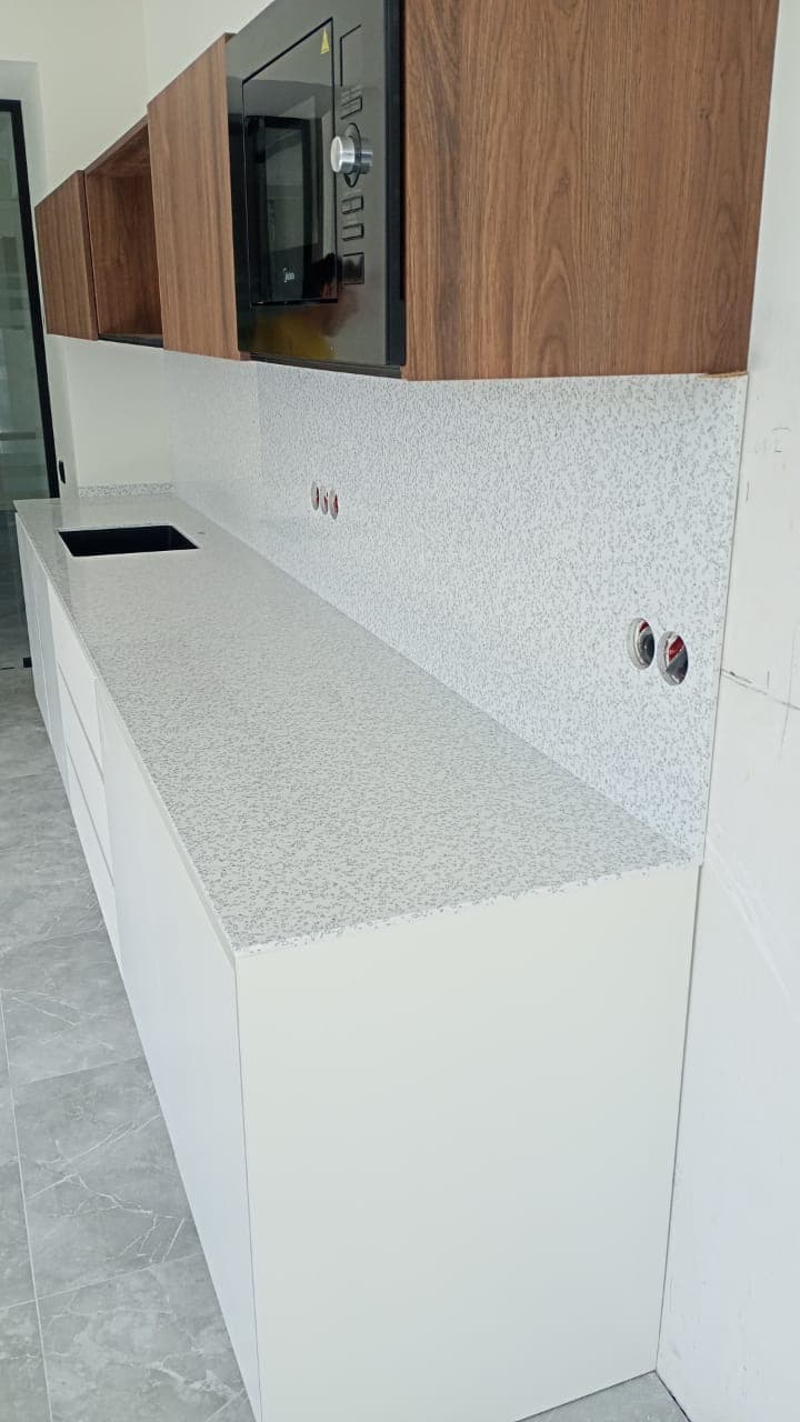 Монтаж акриловой столешницы на кухне