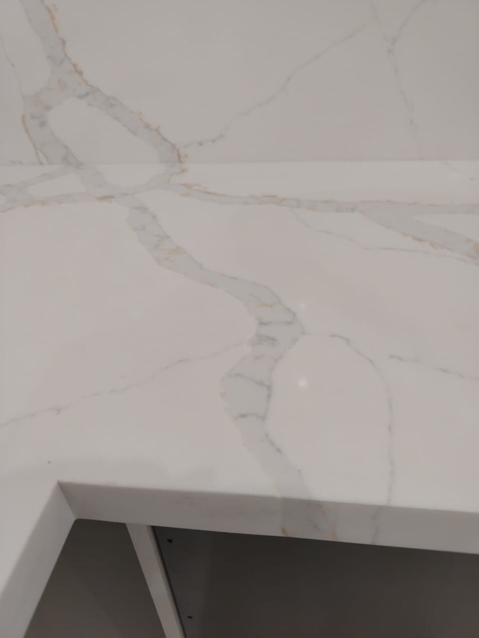 Каменная столешница из кварца крупным планом