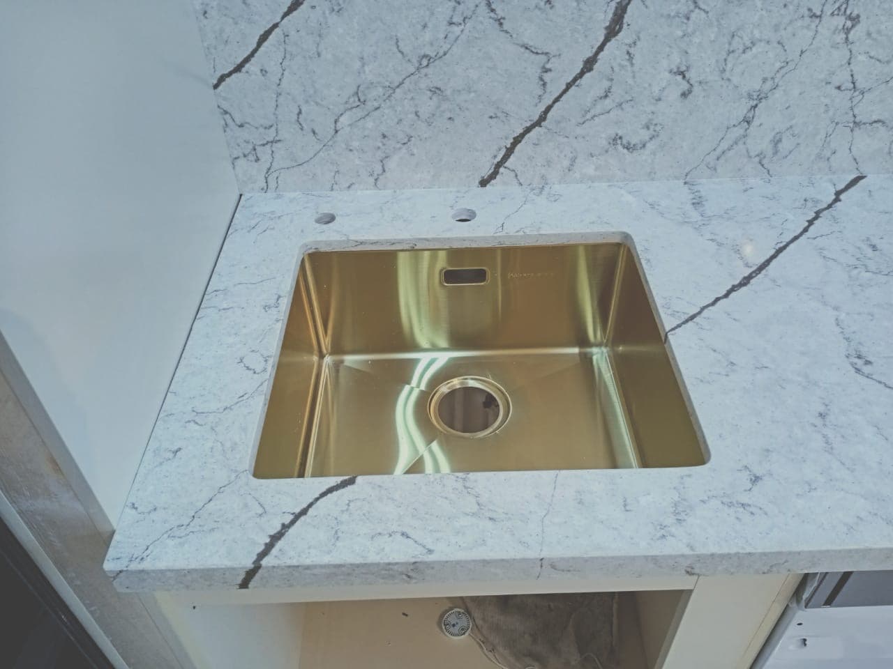 Каменная столешница из кварца крупным планом