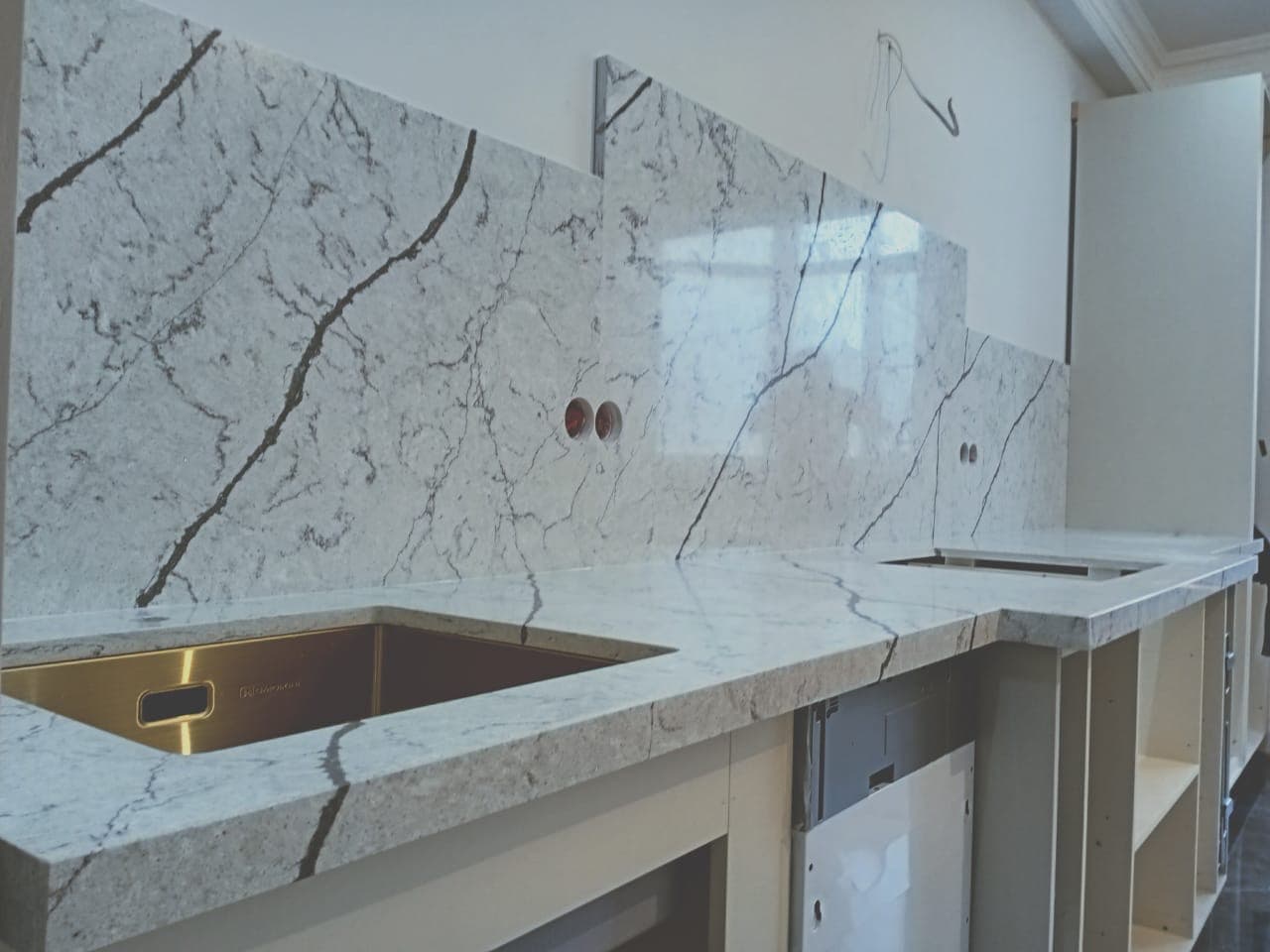 Кварцевая кухонная столешница с полированной поверхностью