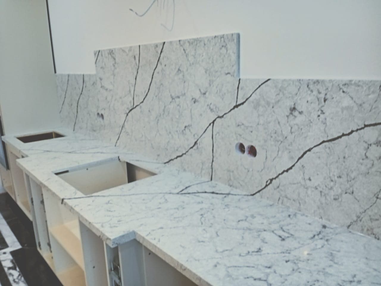 Столешница из кварцевого камня с природной текстурой