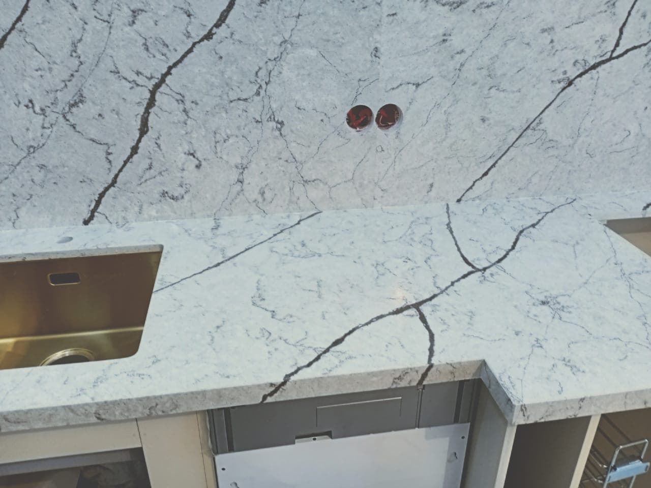 Каменная столешница из кварцевого агломерата