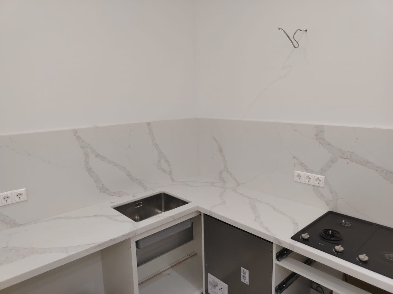 Рабочая поверхность кухни из кварцевого камня