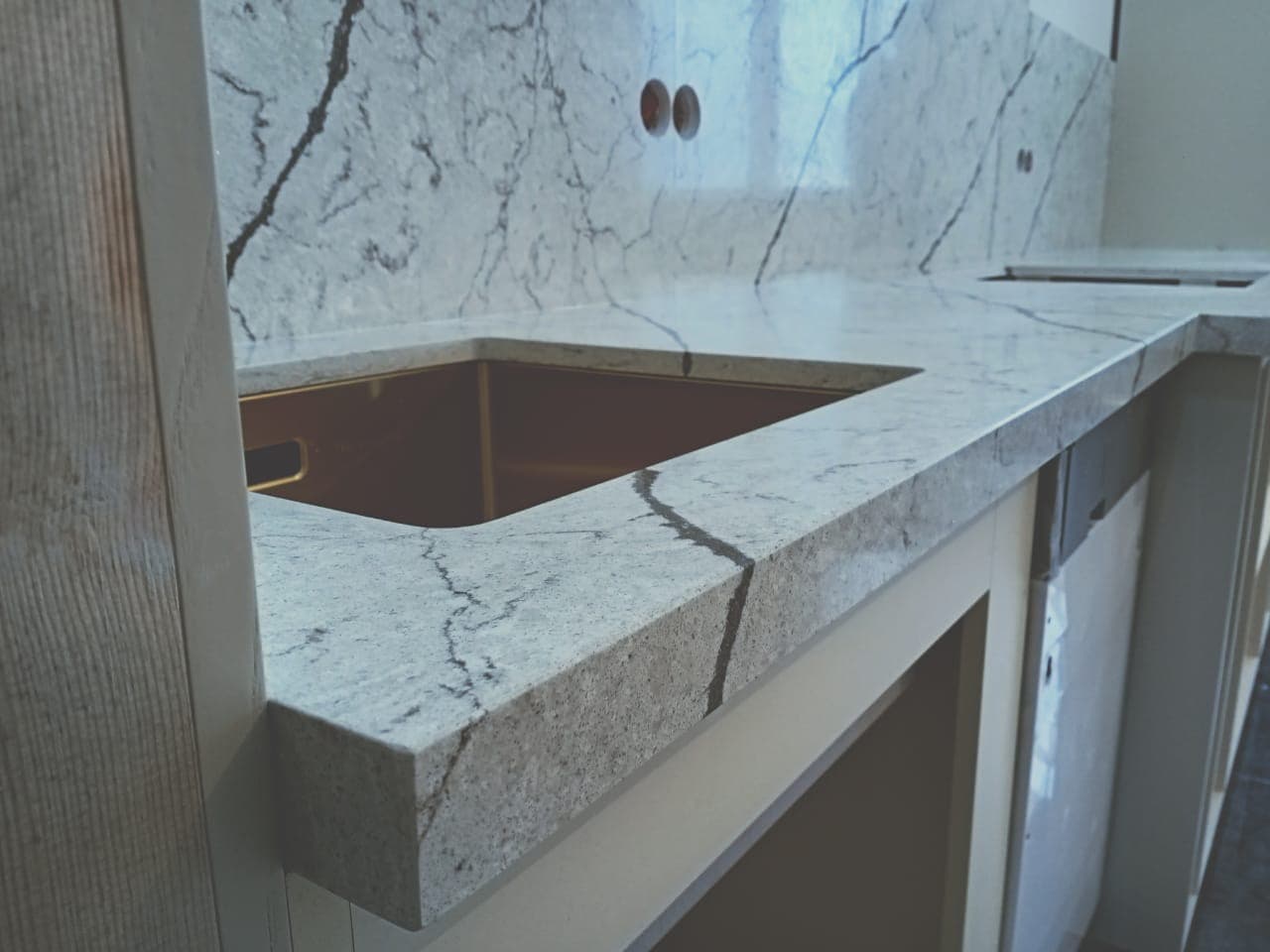 Столешница из кварцевого камня с прямой кромкой